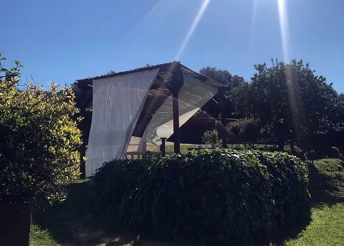 לינה וארוחת בוקר La Tasgia 3*