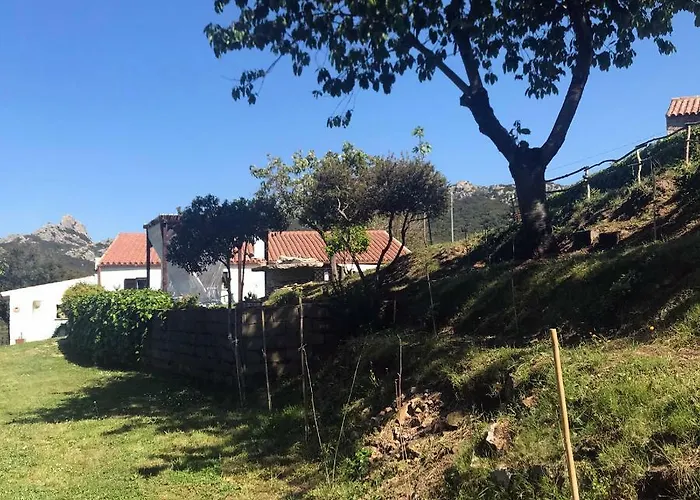 לינה וארוחת בוקר La Tasgia 3*